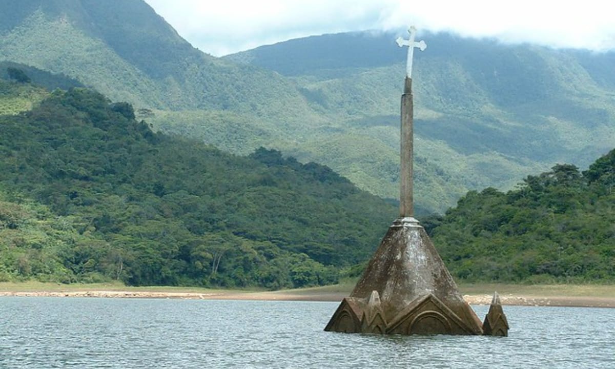campanario inundado